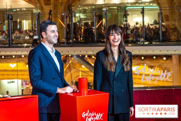 Vitrines et sapin de Noël des Galeries Lafayettes avec Clara Luciani - photos