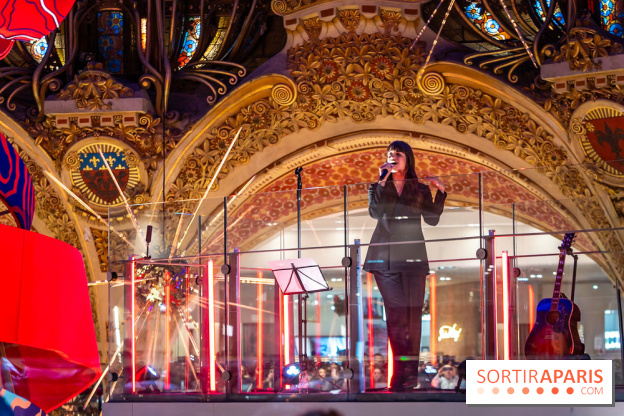 Vitrines et sapin de Noël des Galeries Lafayettes avec Clara Luciani - photos