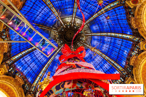 Vitrines et sapin de Noël des Galeries Lafayettes avec Clara Luciani - photos