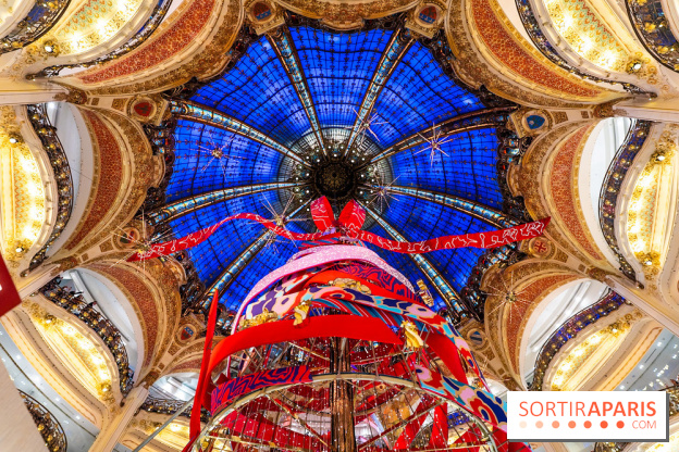 Vitrines et sapin de Noël des Galeries Lafayettes avec Clara Luciani - photos