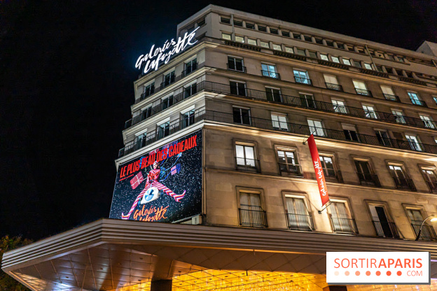 Vitrines et sapin de Noël des Galeries Lafayettes avec Clara Luciani - photos