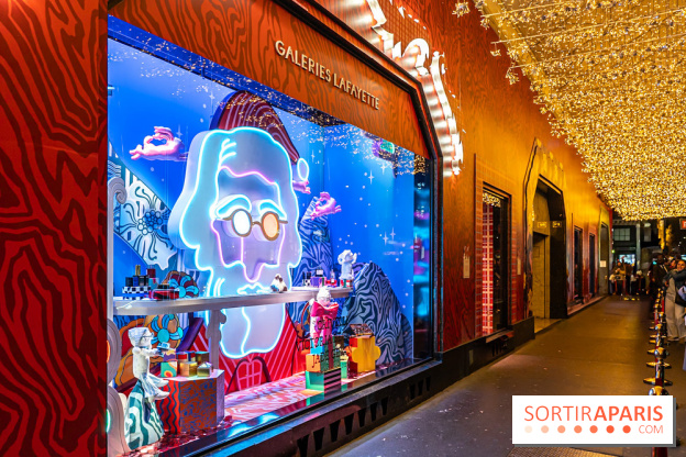 Vitrines et sapin de Noël des Galeries Lafayettes avec Clara Luciani - photos