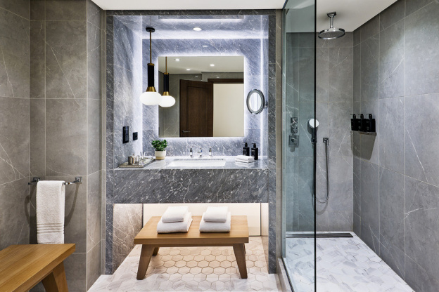 Séjour et dîner raffiné pour les fêtes au Marriott Champs-Élysées - MH PARDT Family Suite Bathroom Shower prev