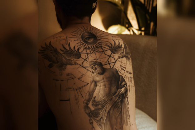 Leandro Muniz: projets de tatouage sur-mesure en micro-réalisme et blackwork à Paris