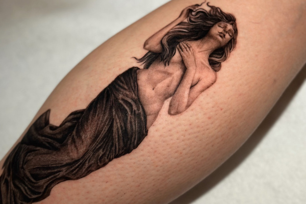 Leandro Muniz: projets de tatouage sur-mesure en micro-réalisme et blackwork à Paris