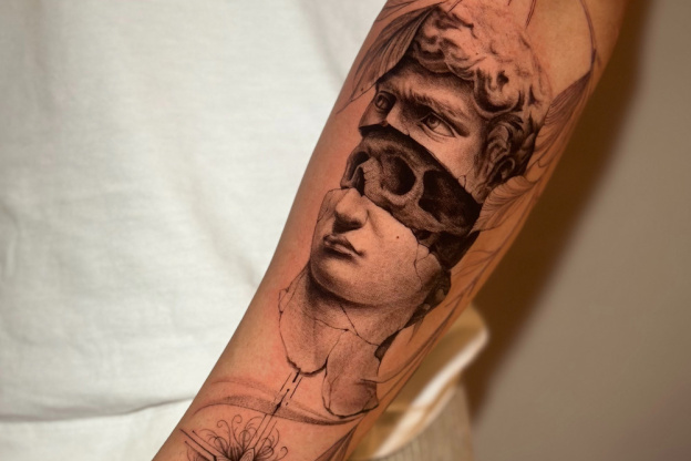 Leandro Muniz: projets de tatouage sur-mesure en micro-réalisme et blackwork à Paris