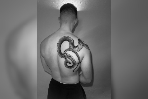 Leandro Muniz: projets de tatouage sur-mesure en micro-réalisme et blackwork à Paris