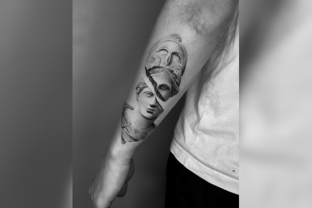 Leandro Muniz: projets de tatouage sur-mesure en micro-réalisme et blackwork à Paris