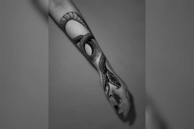 Leandro Muniz: projets de tatouage sur-mesure en micro-réalisme et blackwork à Paris