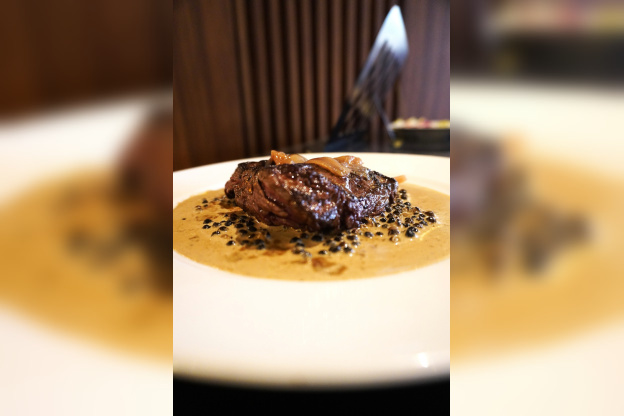 Pièce de bœuf sauce au poivre du restaurant Madie Paris 8