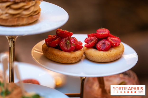Le tea time Emily in Paris de l'Hôtel du Louvre - A7C04051