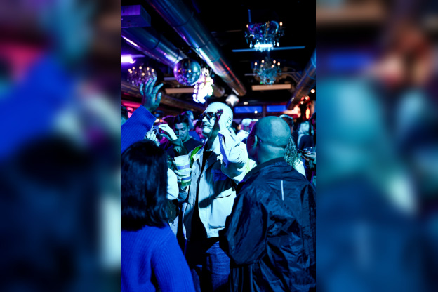 À Paris, Annette K. fait entrer le soleil et chasse la déprime hivernale