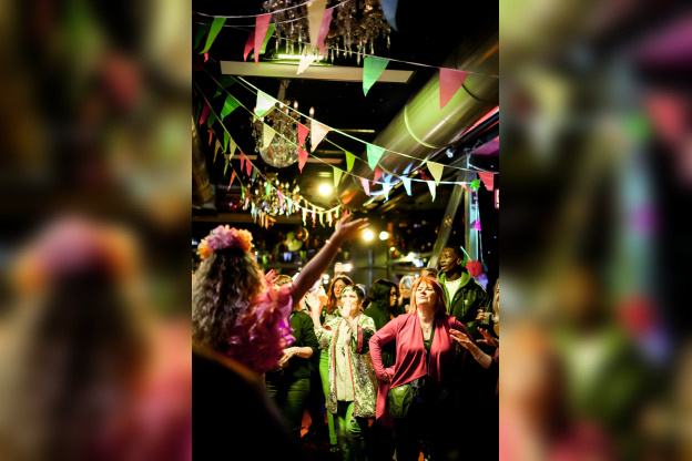 À Paris, Annette K. fait entrer le soleil et chasse la déprime hivernale