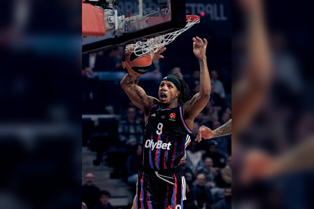 Dunk spectaculaire d'un joueur du Paris Basketball, suspendu à l'arceau du panier lors d'une rencontre d'EuroLeague.
