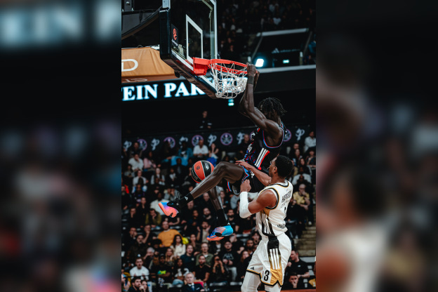 Un dunk puissant et ravageur de Mohamed Faye pour le Paris Basketball lors du derby d'EuroLeague face à l'ASVEL.
