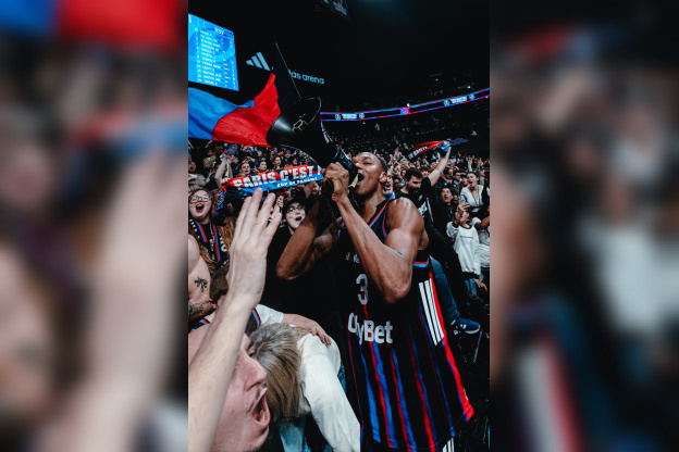 Communion intense entre les joueurs du Paris Basketball et leurs supporters après une victoire à domicile à l'Adidas Arena.