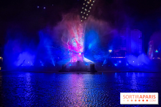 Disneyland Paris : Disney Cascade of Lights, le spectacle nocturne sur Adventure Bay