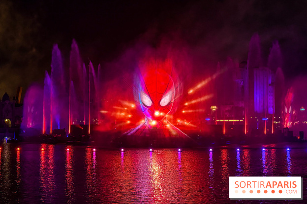 Disneyland Paris : Disney Cascade of Lights, le spectacle nocturne sur Adventure Bay
