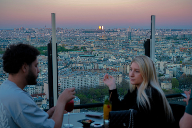 Skybar Paris : le rooftop le plus haut de la capitale lance la saison des terrasses… à 115m d’altitude !