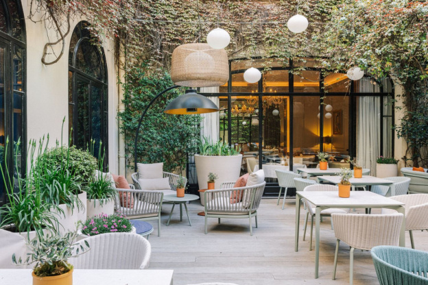Le Lancaster réinvente l’art de vivre parisien en s’imposant comme un véritable resort urbain au cœur de la capitale