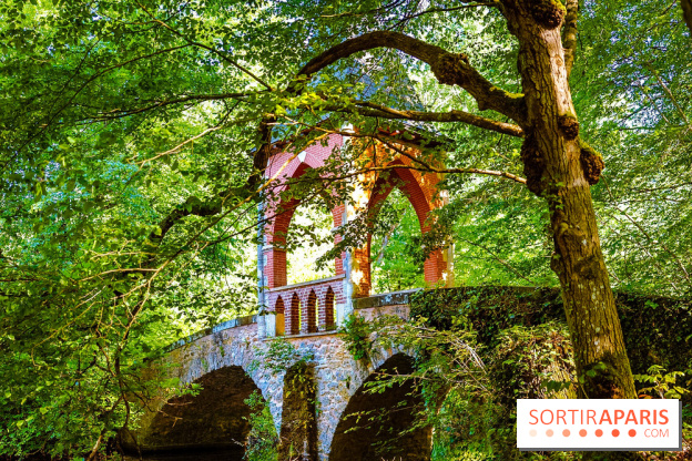 La réserve Naturelle des Etangs de Bonnelles, son pont kiosque, temple de l'amour et ses trésors