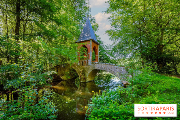 La réserve Naturelle des Etangs de Bonnelles, son pont kiosque, temple de l'amour et ses trésors