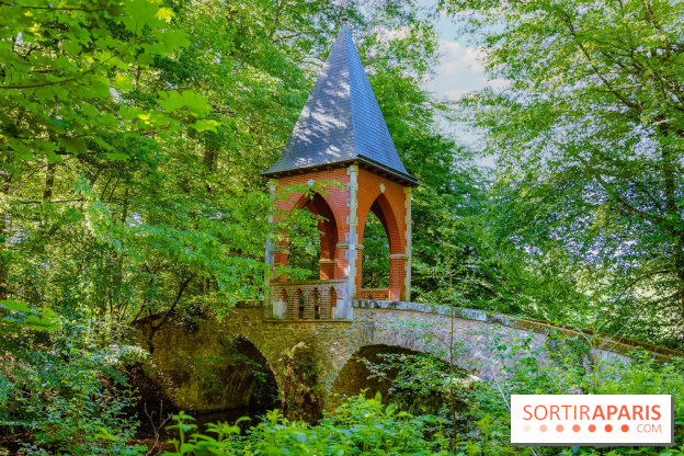 La réserve Naturelle des Etangs de Bonnelles, son pont kiosque, temple de l'amour et ses trésors