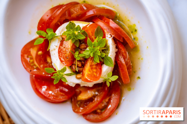 La terrasse jardin du Sax Hotel avec piscine - tomate burrata
