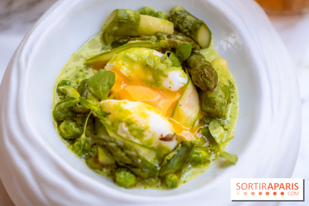 La terrasse jardin du Sax Hotel avec piscine - oeuf poché asperges vertes
