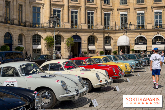 Le Rallye des Princesses expose ses voitures de collection sur la Place Vendôme