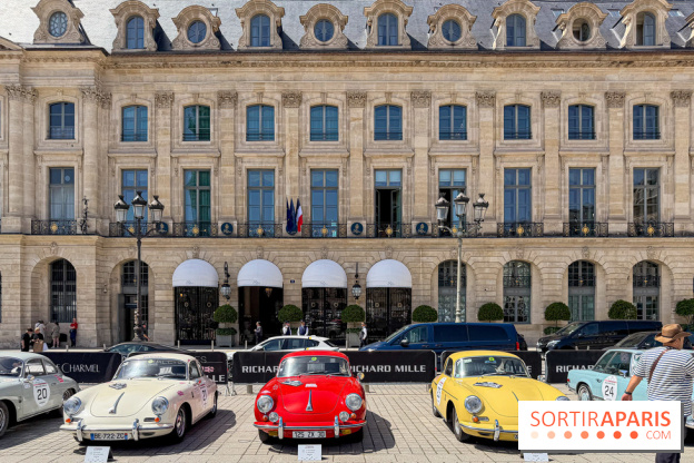 Le Rallye des Princesses expose ses voitures de collection sur la Place Vendôme