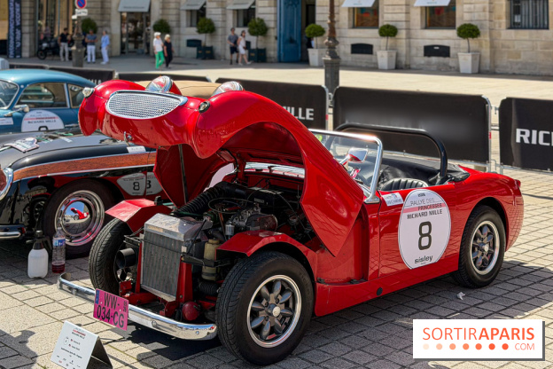 Le Rallye des Princesses expose ses voitures de collection sur la Place Vendôme - Facetune 24 05 2026 20 07 51