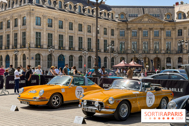 Le Rallye des Princesses expose ses voitures de collection sur la Place Vendôme