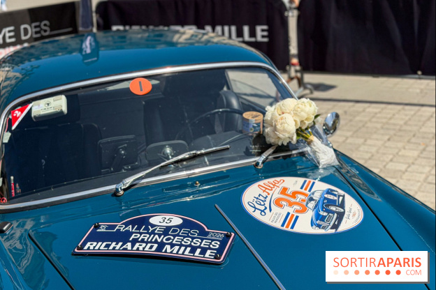 Le Rallye des Princesses expose ses voitures de collection sur la Place Vendôme
