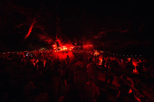 La Clairière : le club open-air de Paris pour l’été 2026 - @SEBASTIENK ARTS CLAIRIERE 06250