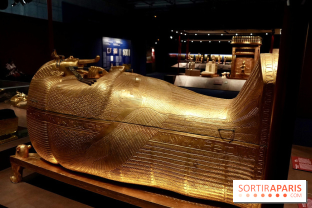 Le sarcophage illuminé dans l’exposition Toutânkhamon - Toutankhamon : son tombeau et ses trésors