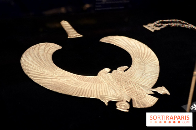 Un pectoral ailé dans l’exposition Toutânkhamon - Toutankhamon : son tombeau et ses trésors