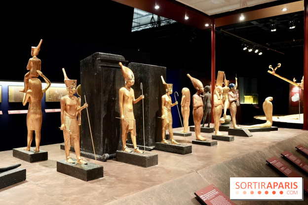 Chars et statues dans l’exposition Toutânkhamon - Toutankhamon : son tombeau et ses trésors