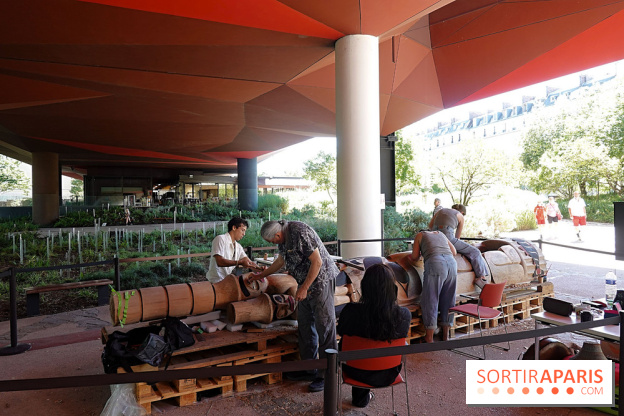 Un mât héraldique installé dans le jardin du musée du Quai Branly