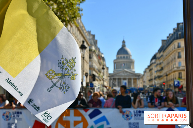 EN Images : le passage du pape Léon XIV en papamobile à Paris