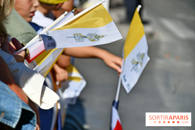 EN Images : le passage du pape Léon XIV en papamobile à Paris