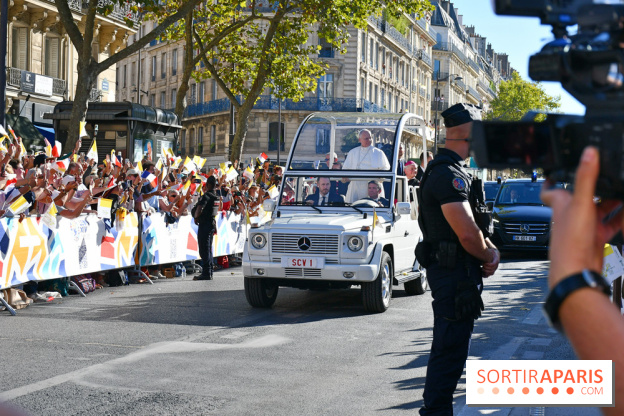 EN Images : le passage du pape Léon XIV en papamobile à Paris