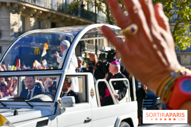 EN Images : le passage du pape Léon XIV en papamobile à Paris