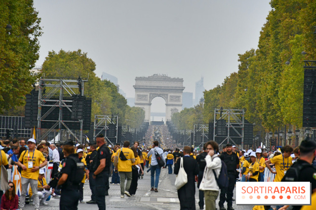 En images : la messe géante sur les Champs-Elysées du Pape Léon XIV