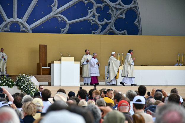 En images : la messe géante sur les Champs-Elysées du Pape Léon XIV
