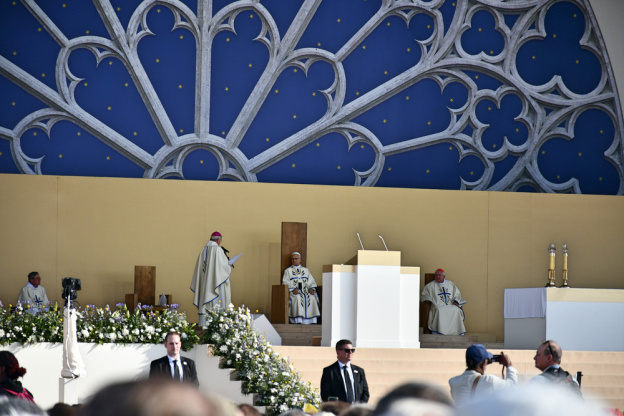 En images : la messe géante sur les Champs-Elysées du Pape Léon XIV