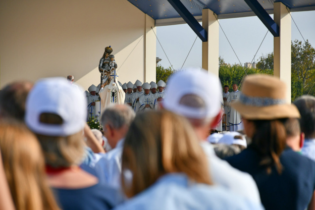 En images : la messe géante sur les Champs-Elysées du Pape Léon XIV