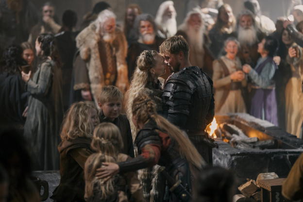 Bloodaxe - Échange intime entre un guerrier et une femme au centre d’un rassemblement viking
