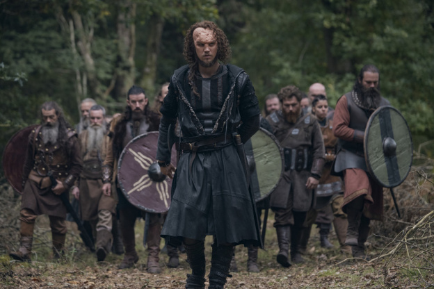 Bloodaxe - Chef de file viking en marche dans la forêt
