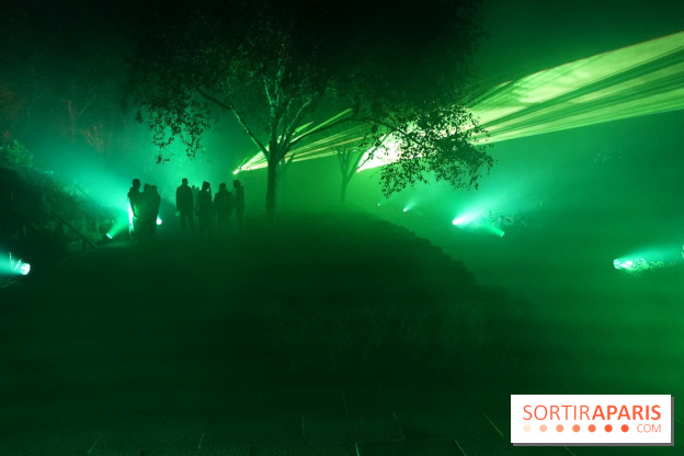 Parc de l'Étrange 2026 : Lumières vertes dans le parc nocturne
